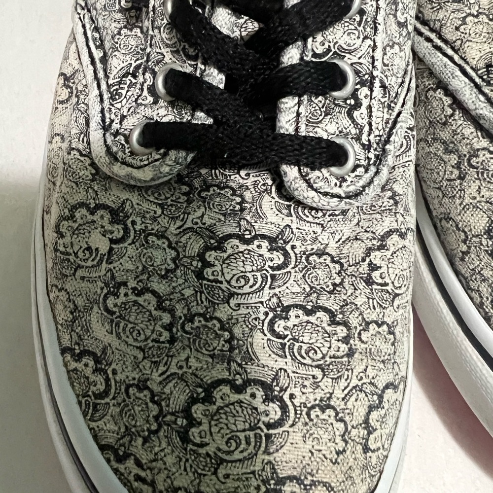 Vans size 8 women’s lace up shoes - Picture 2 of 6